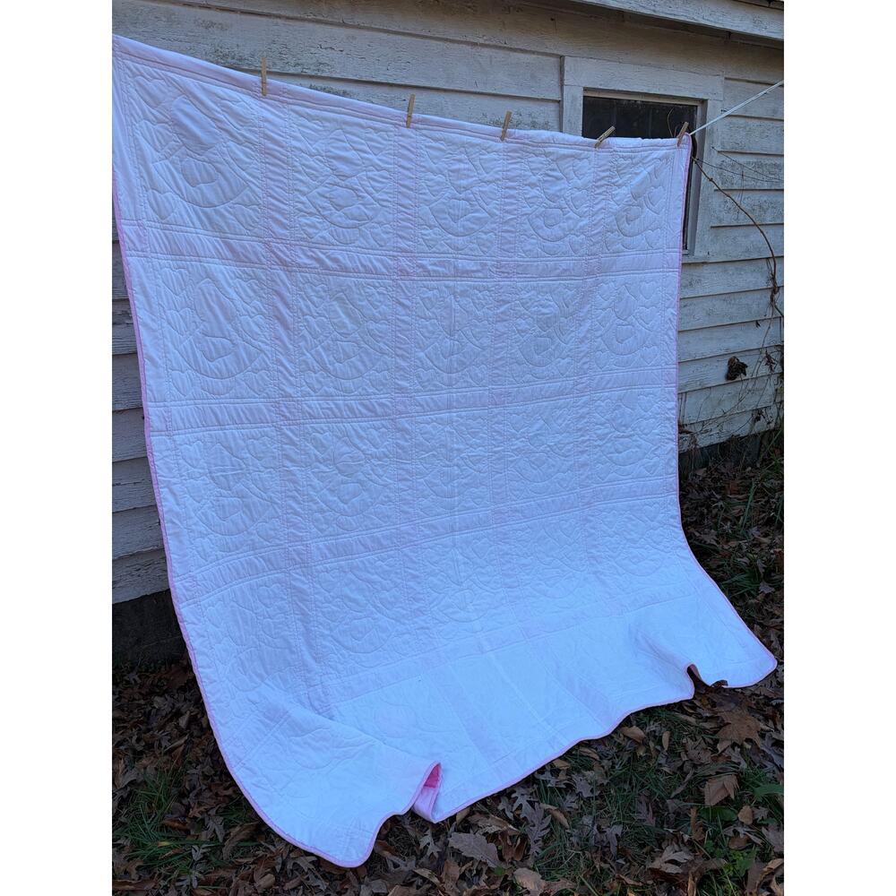 Quilt sunbonnet Sue pattern homemade cozycore cottagecore country pink white ￼ - Picture 7 of 7